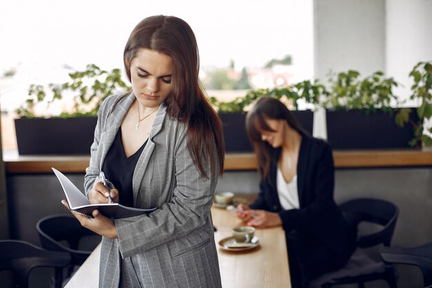 Due donne di affari che lavorano in un caffè