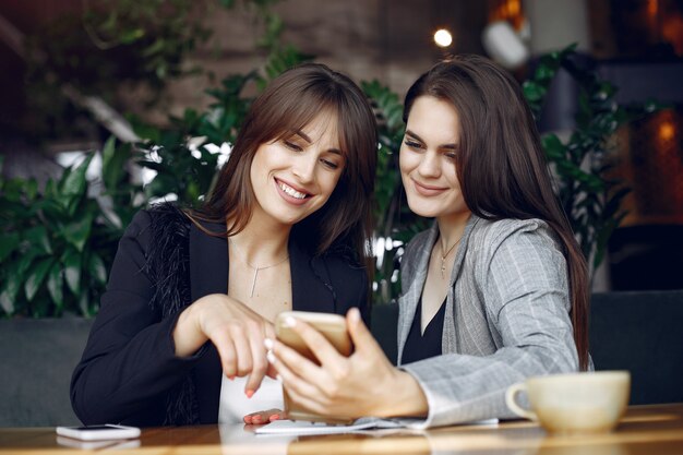 Due donne di affari che lavorano in un caffè