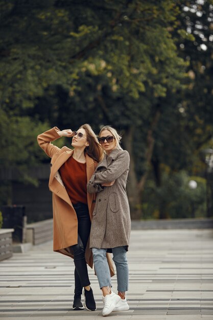 Due donne in piedi in una città d'autunno