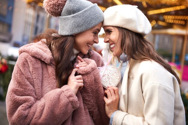 Due donne innamorate del pane allo zenzero a forma di cuore