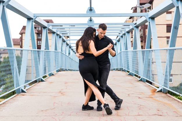 Due eleganti ballerini di tango sul ponte