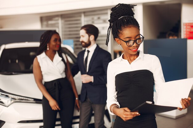 Due eleganti donna nera in un salone di auto