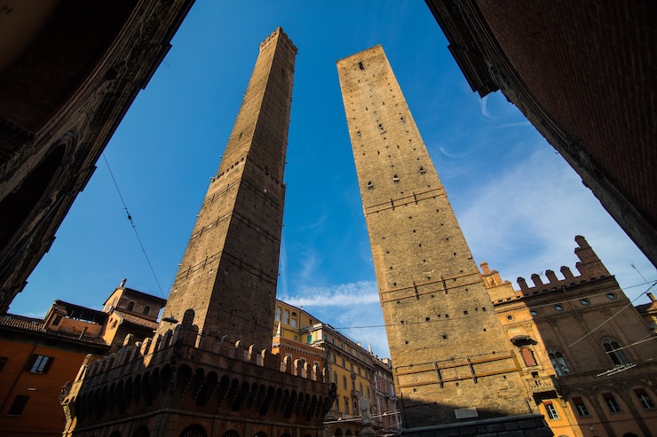 Foto gratuito due famose torri cadenti asinelli e garisenda al mattino, bologna, emilia-romagna, italia