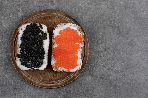 Due fette di pane con caviale fresco. Vista dall'alto