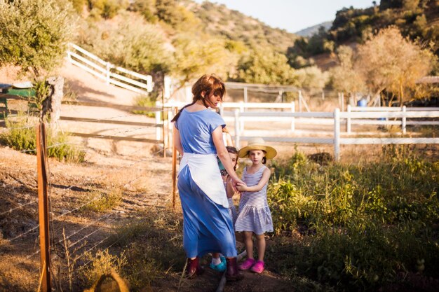 Due figlia con sua madre nel campo