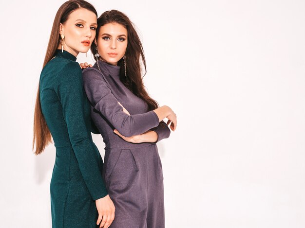 Due giovani belle ragazze castane in bei vestiti alla moda estate vestito