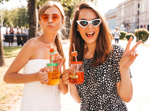 Due giovani belle ragazze sorridenti hipster in abiti estivi alla moda