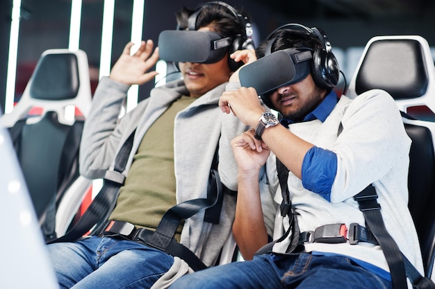 Due giovani indiani si divertono con una nuova tecnologia di un auricolare VR al simulatore di realtà virtuale