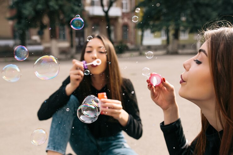 Foto gratuito due giovani ragazze adulte
