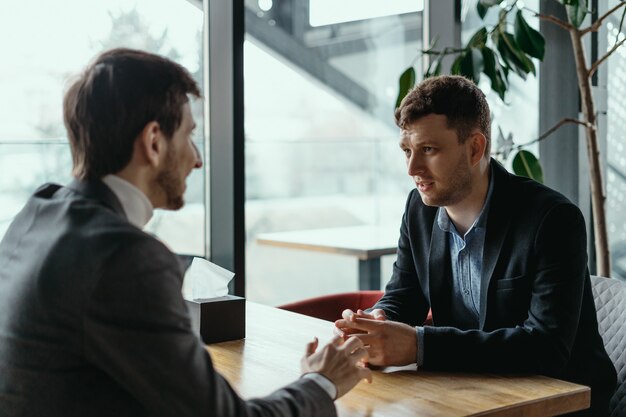 Due giovani uomini d'affari che discutono qualcosa