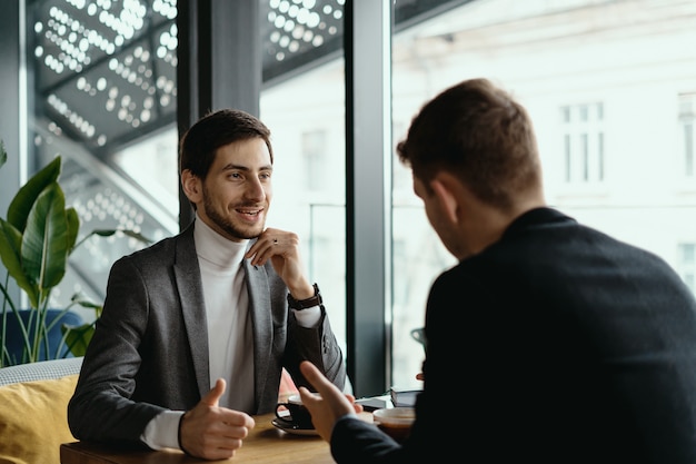 Due giovani uomini d'affari che discutono qualcosa