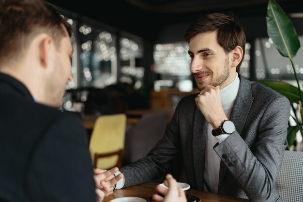 Due giovani uomini d'affari che discutono qualcosa