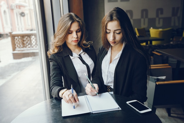 due imprenditrici in un caffè