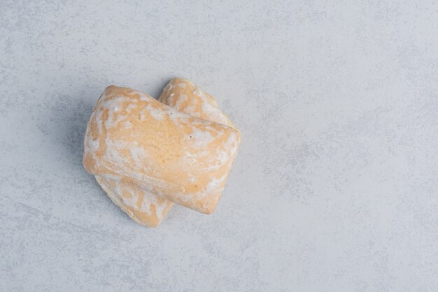 Due involucri di biscotti sulla superficie in marmo