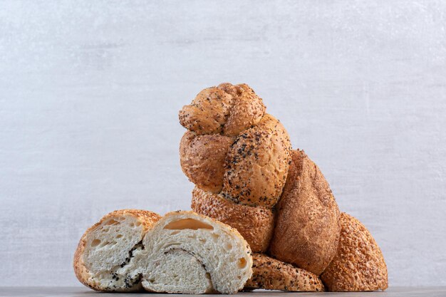 Due metà di un pane di strucia su fondo di marmo. Foto di alta qualità