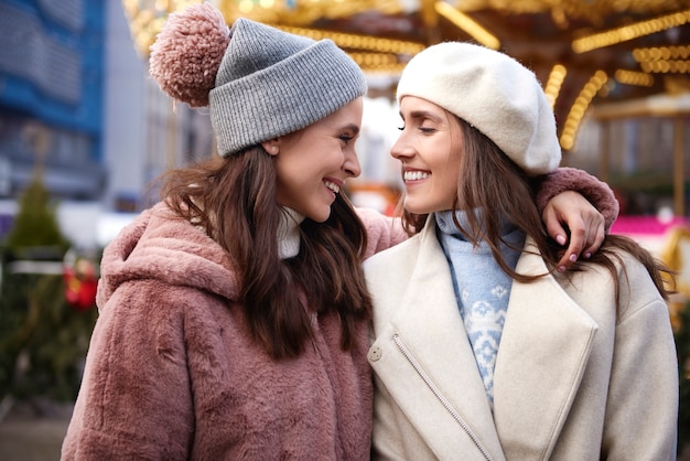 Due migliori amiche femminili sul mercatino di Natale