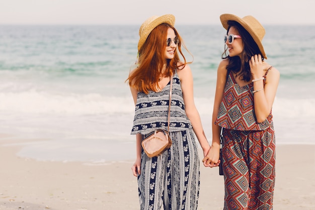 Due migliori amici in spiaggia