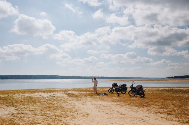 Due motociclette parcheggiate sul lato del lago