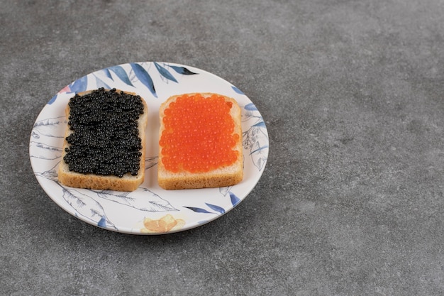 Due panini freschi con caviale rosso e nero.