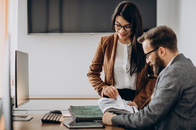 Due partner commerciali che lavorano insieme in ufficio sul computer