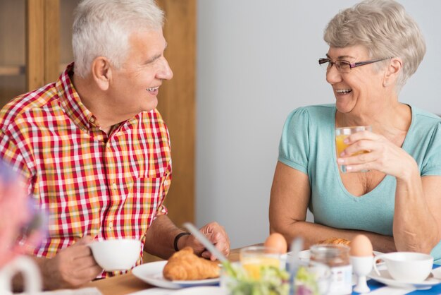 Due persone anziane che mangiano colazione insieme