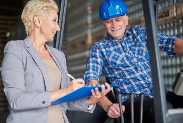 Due persone che lavorano in magazzino