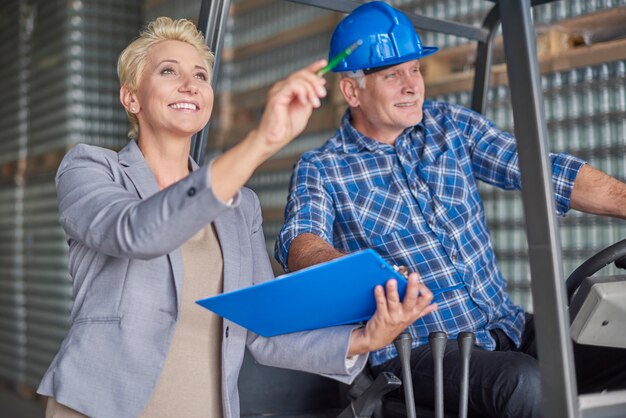 Due persone che lavorano in magazzino