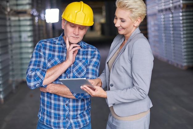 Due persone che lavorano in magazzino