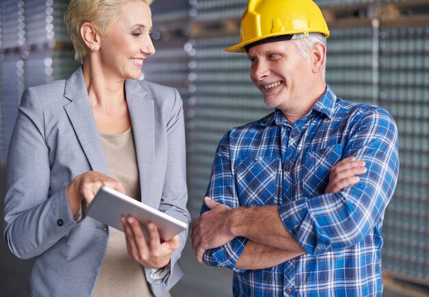 Due persone che lavorano in magazzino