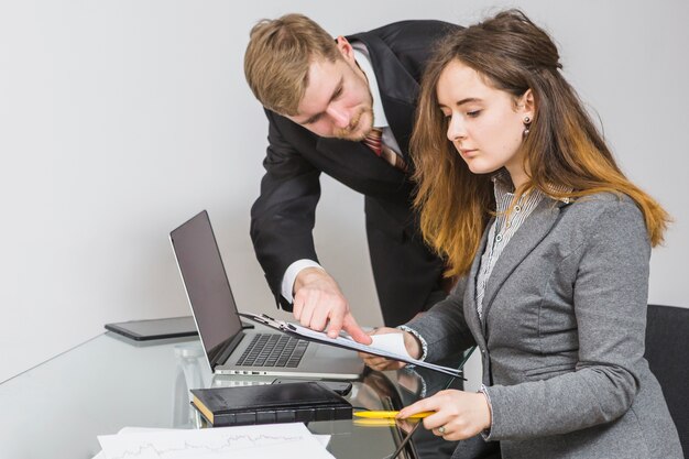 Due persone di affari che hanno discussione sul documento