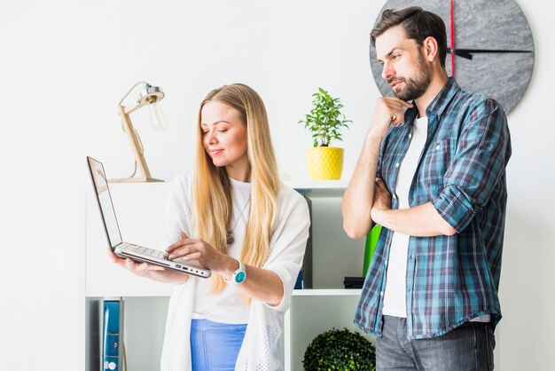 Due persone di affari che lavorano al computer portatile