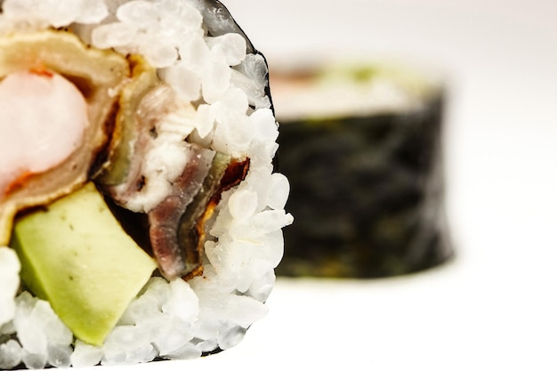 Due pezzi di sushi giapponese primo piano e isolati su uno sfondo bianco