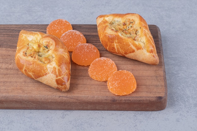 Due porzioni di pide e marmellate su una tavola di legno sul tavolo di marmo.