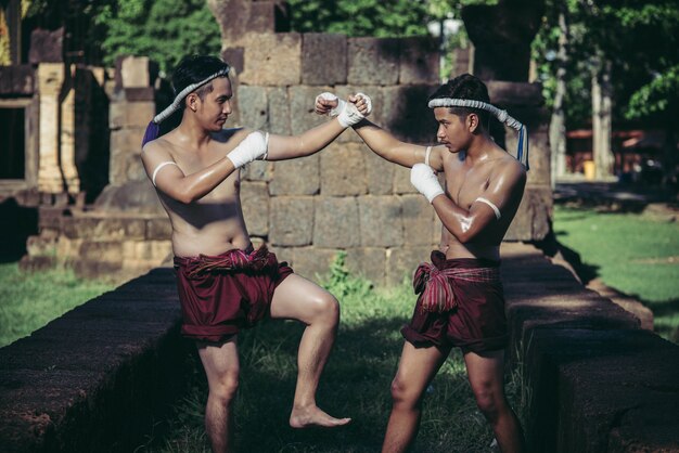 Due pugili combattono con le arti marziali di Muay Thai.