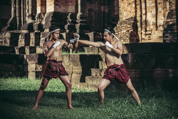 Due pugili combattono con le arti marziali di Muay Thai.