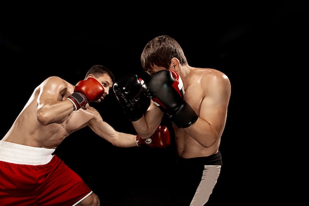 Due pugili professionisti boxe sulla parete nera