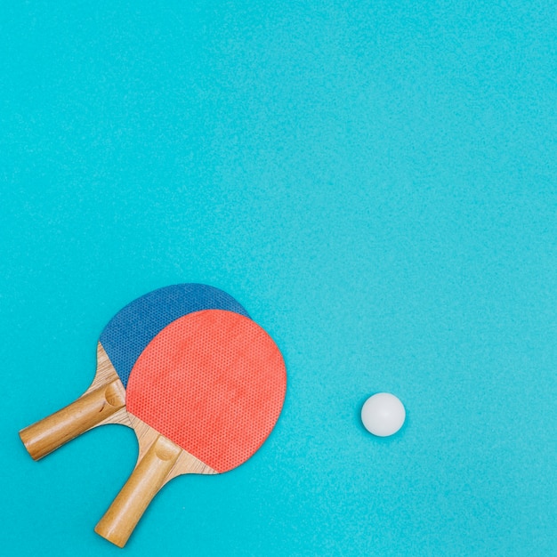 Due racchette da ping pong con palla