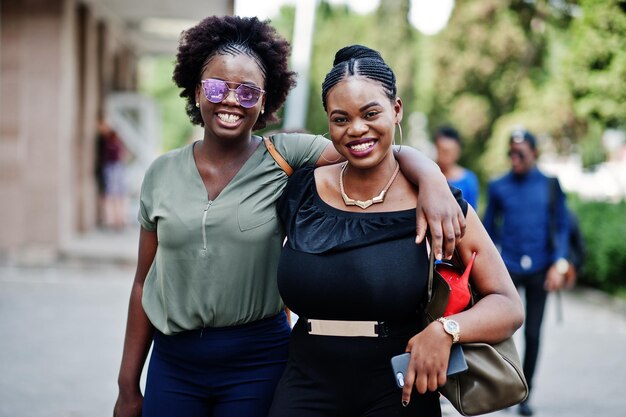 Due ragazze afroamericane che camminano e si posano in una strada della città