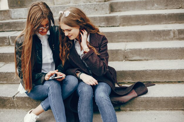 due ragazze alla moda in una città