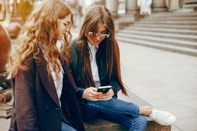 due ragazze alla moda in una città