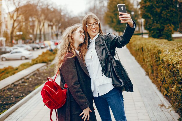 due ragazze alla moda in una città