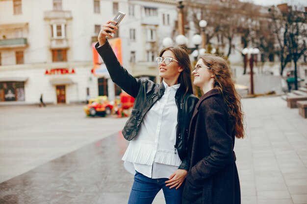 due ragazze alla moda in una città