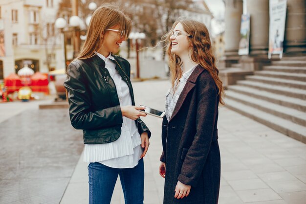 due ragazze alla moda in una città