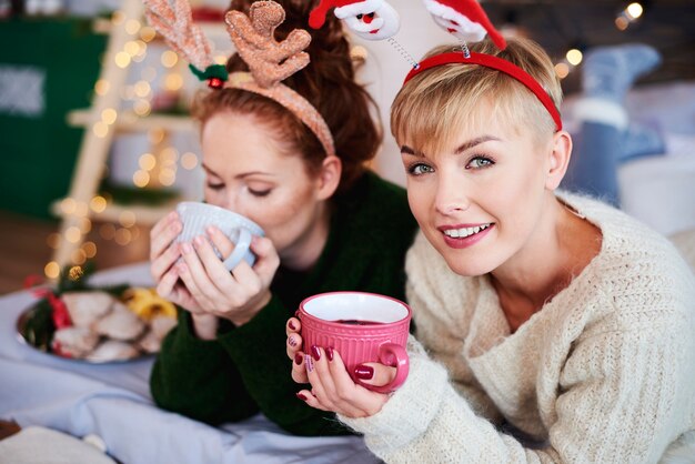 Due ragazze che bevono tè caldo o vin brulè