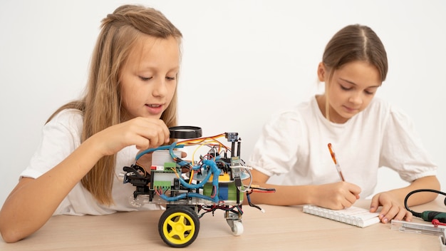 Due ragazze che fanno insieme esperimenti scientifici