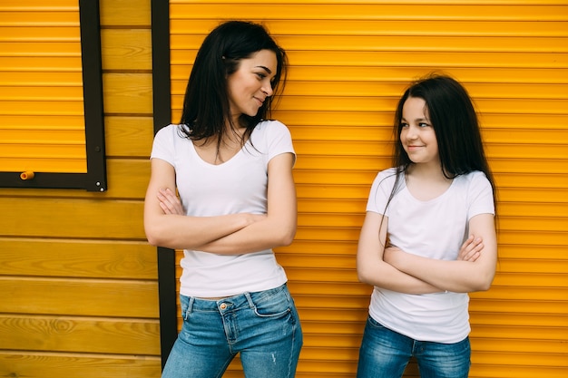 Due ragazze che guardano a vicenda in piedi