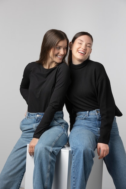 Due ragazze che indossano una maglietta nera in posa in studio