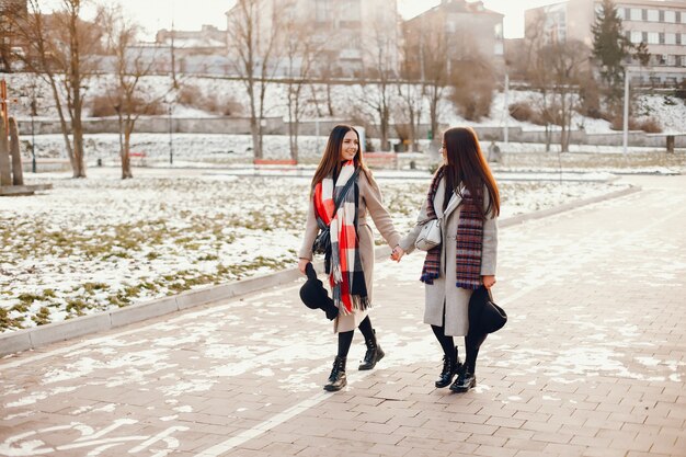 Due ragazze eleganti riposano in una città