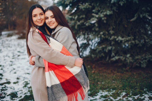 Due ragazze eleganti riposano in una città