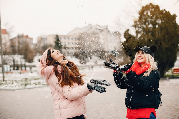 Due ragazze eleganti riposano in una città